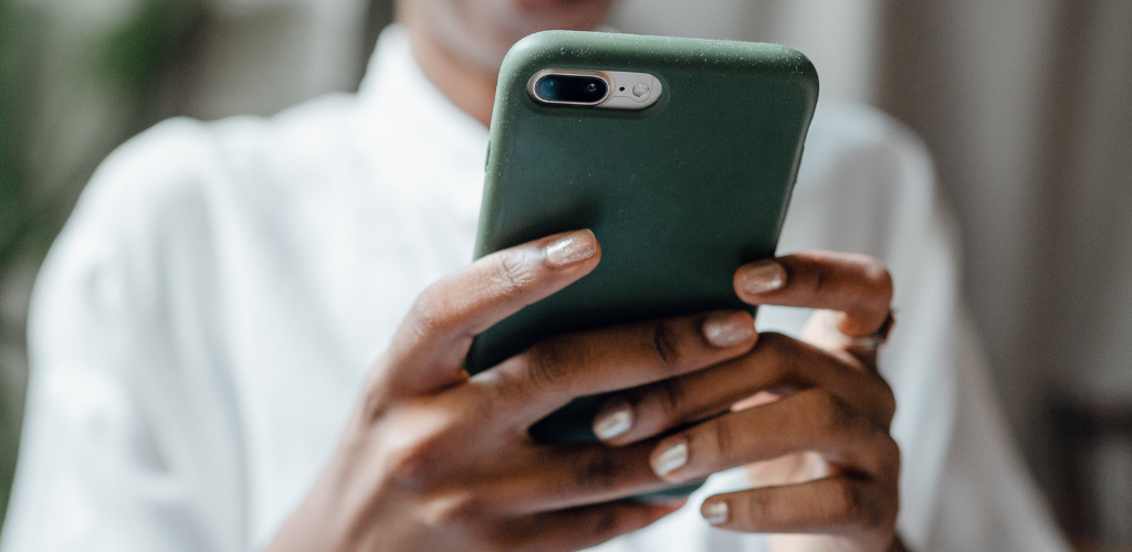 ¿Es legal grabar con el móvil a un vecino?