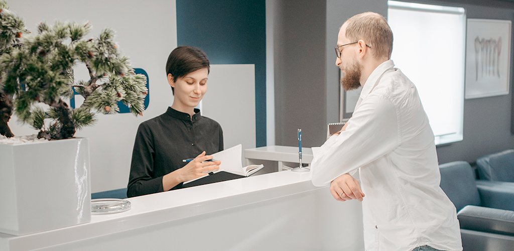 Acuerdo colectivo de empleados de fincas supone un aumento del sueldo de conserje en las comunidades