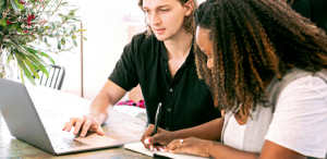 ¿Un propietario puede ir acompañado a la junta de vecinos?