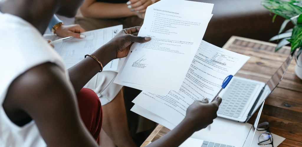 Analizamos la posibilidad de incluir una cláusula en el contrato de arrendamiento que permita al inquilino ejercer automáticamente el derecho de voto en las juntas de propietarios.